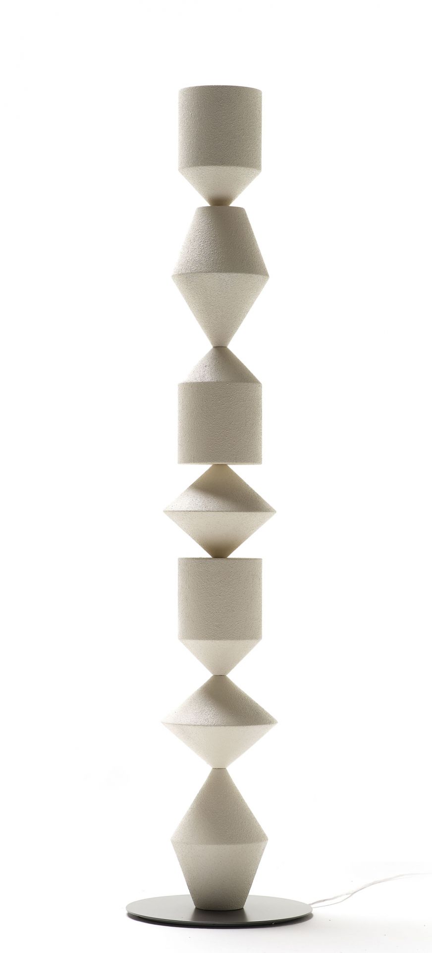 Costantina Stehlampe von Mogg: Moderne Stehleuchte aus geometrischen Formen in Weiß.